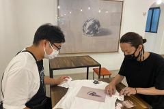 制作時の打ち合わせ風景 左：大手饅頭伊部屋 大岸常務 右：青木被服 青木専務