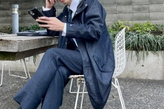通勤やビジネスワークなど仕事着としてや、スーツなど仕事着とも相性抜群
