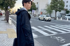 デニム特有のシックで深みのある藍色が、落ち着いた雰囲気を演出。